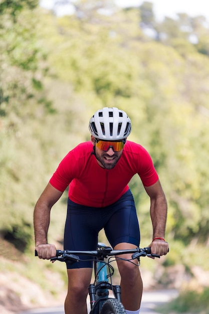 Ciclista treinando com mountain bike em uma estrada