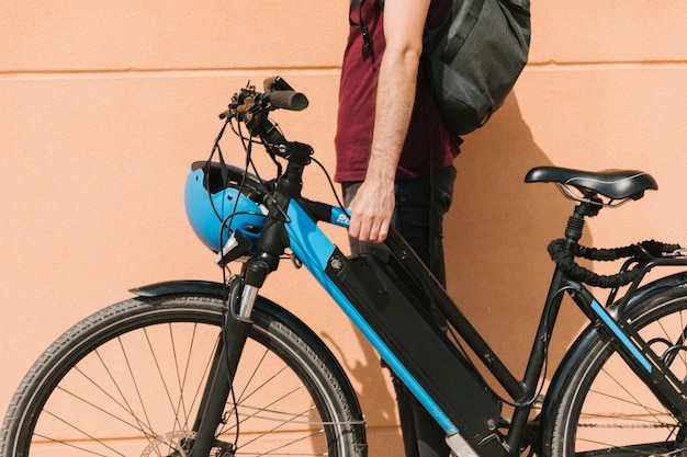 Foto ciclista urbana ao lado de e-bicicleta