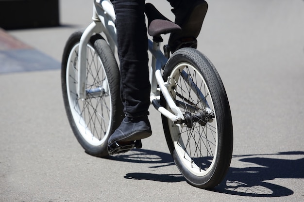 El ciclista urbano en movimiento en la acera