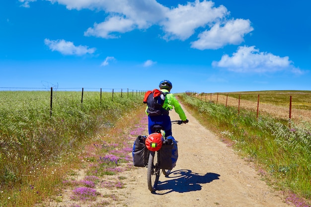 Ciclista en Via de la Plata camino Extremadura España