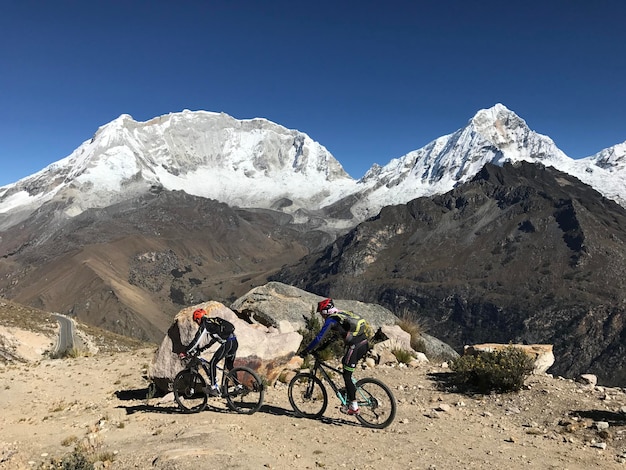 Ciclistas en un camino enpinado conduccion cuesta abajo