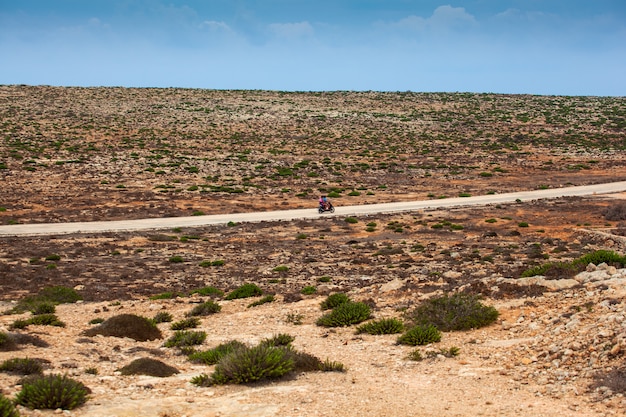 Ciclistas por la carretera de Lampedusa.