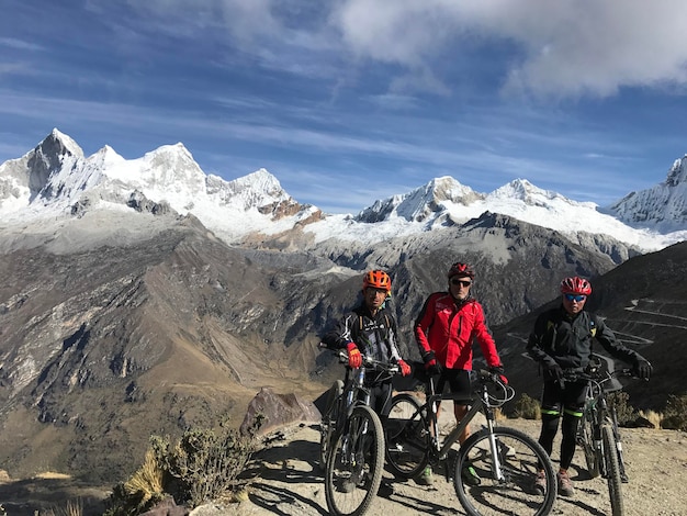 ciclistas en la carretera bajo la montaña