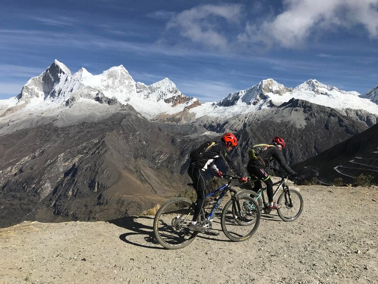 ciclistas conduciendo por un camino accidentado