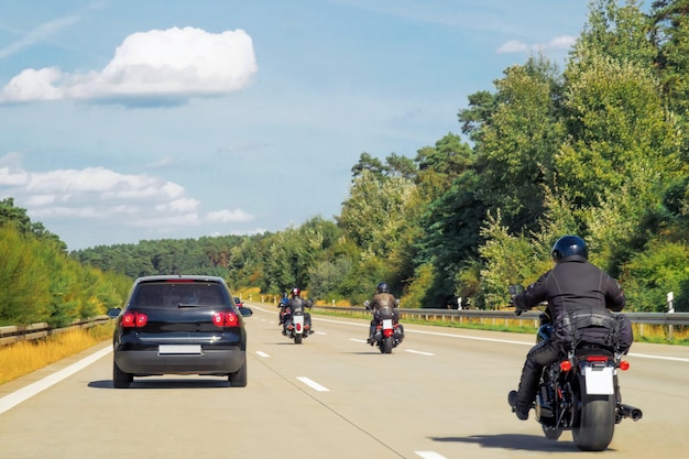 Ciclistas en motos en la carretera en Suiza.