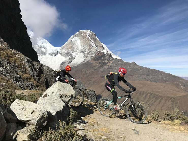 Ciclistas que regresan de la montaña