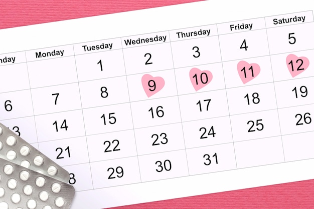 Ciclo menstrual femenino. Calendario de días de la mujer en una rosa, píldoras hormonales. Salud de la mujer