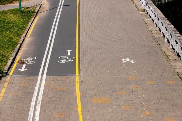 Ciclovia com espaço para pedestres.