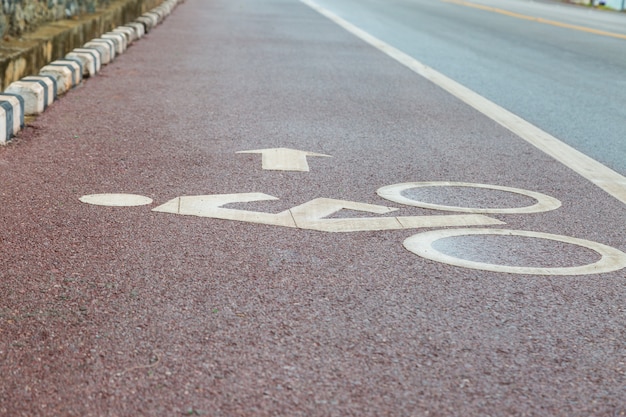 Ciclovia de pista de bicicleta e fundo da estrada costeira