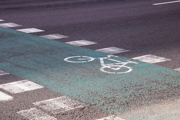 Ciclovia marcada verde no asfalto closeup