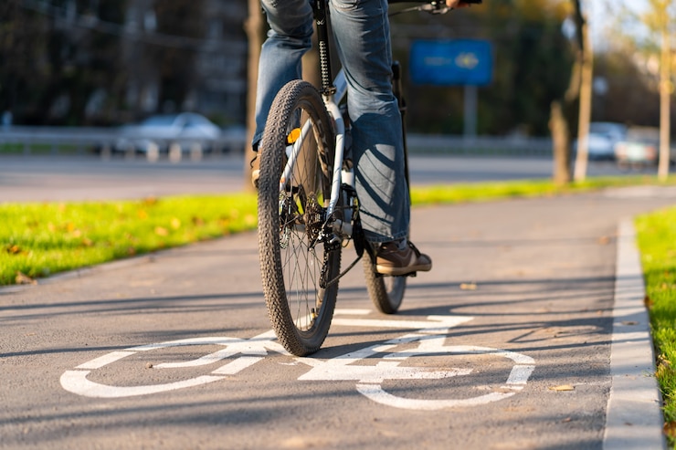 Foto ciclovia no parque da cidade. sinal de bicicleta na estrada.
