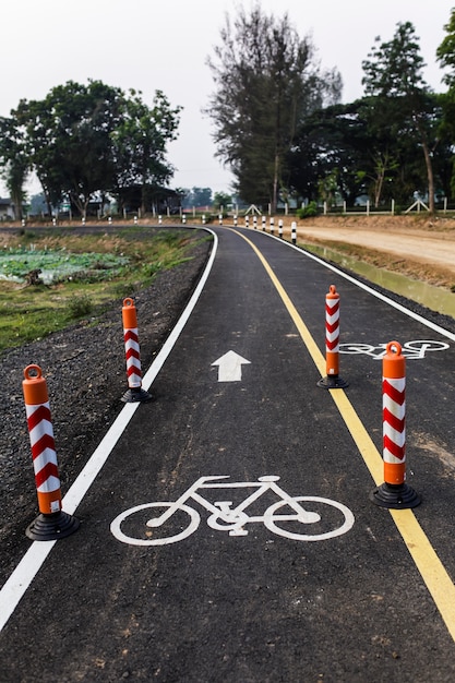 Foto ciclovia para ciclismo é dividida em 2 pistas