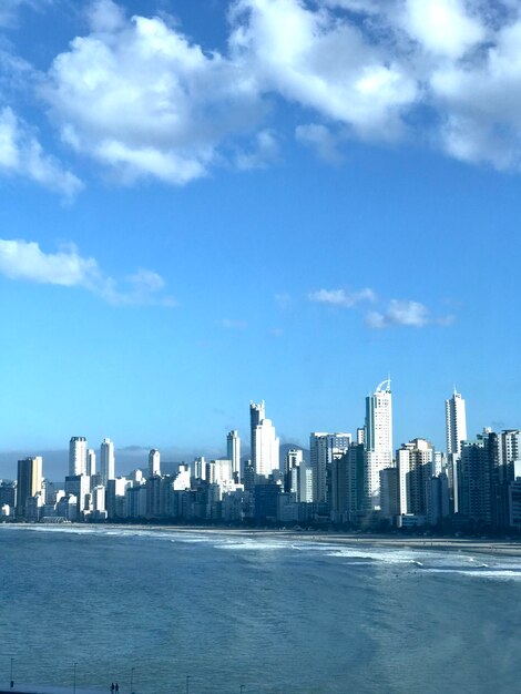 Foto cidade à beira-mar contra o céu