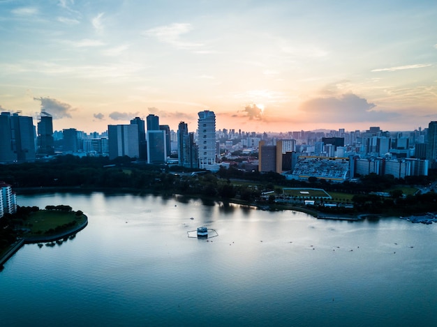 Cidade à beira-mar durante o pôr do sol