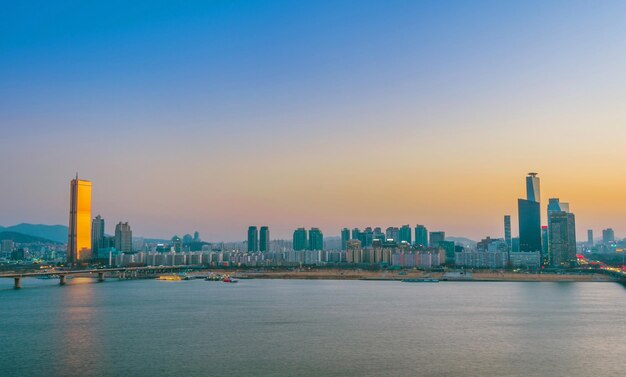 Foto cidade à beira-mar durante o pôr-do-sol