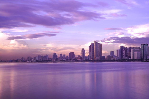 Cidade à beira-mar durante o pôr-do-sol
