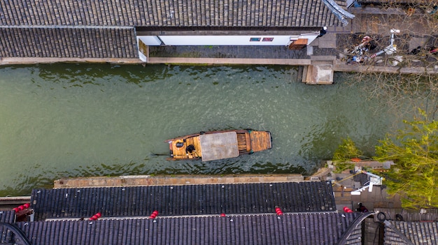 Cidade aérea da água de zhujiajiao da vista e barcos de turista tradicionais de china nos canais da cidade da água de shanghai zhujiajiao em shanghai, china.