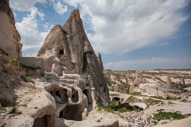 Cidade antiga das cavernas das formações de tufo da Capadócia. Paisagem de verão. Vale Goreme, Turquia