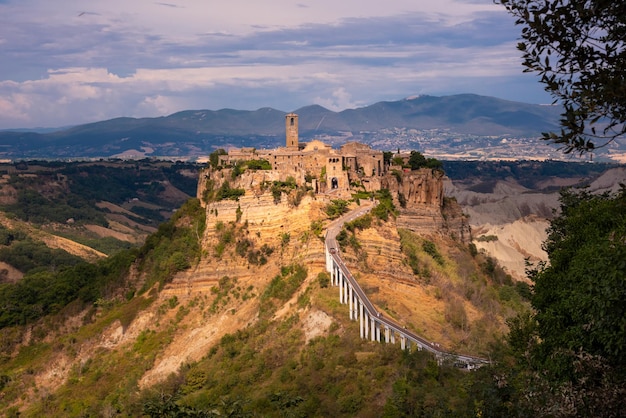 Cidade antiga de Bagnoregio Itália Antiga vila na colina com uma ponte