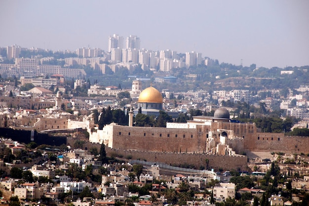 Cidade antiga de Jerusalém com a nova cidade ao fundo