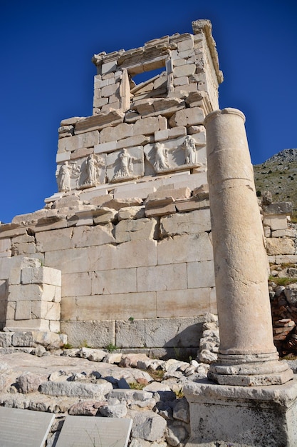 cidade antiga Sagalassos com edifício antigo e colunas sobre fundo azul