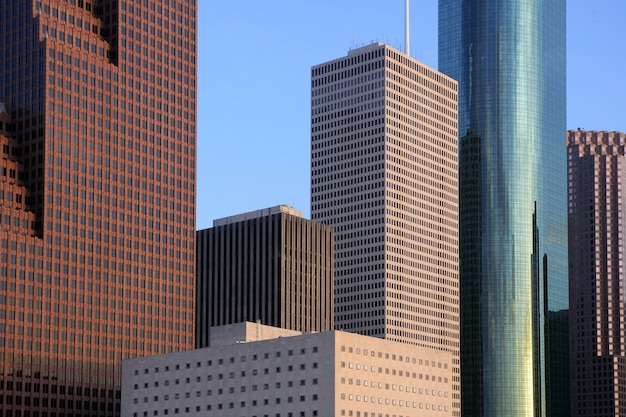 Cidade arranha-céus no centro edifícios urbanos vista