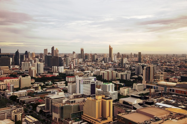 Cidade capital de bangkok, na tailândia, com edifício alto da vista superior