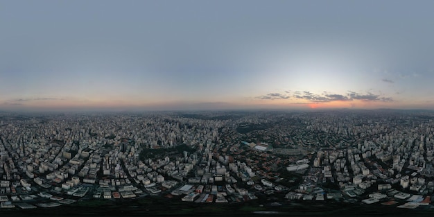 Foto cidade com edifícios altos sob o céu azul foto