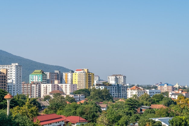 Cidade com edifícios e árvores