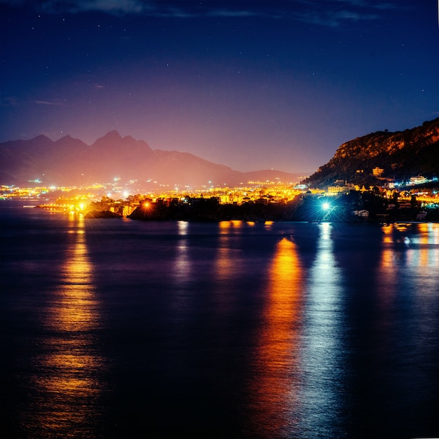 Cidade com uma noite na praia. Sicília. Itália. Europa