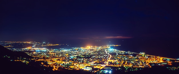 Cidade com uma noite na praia