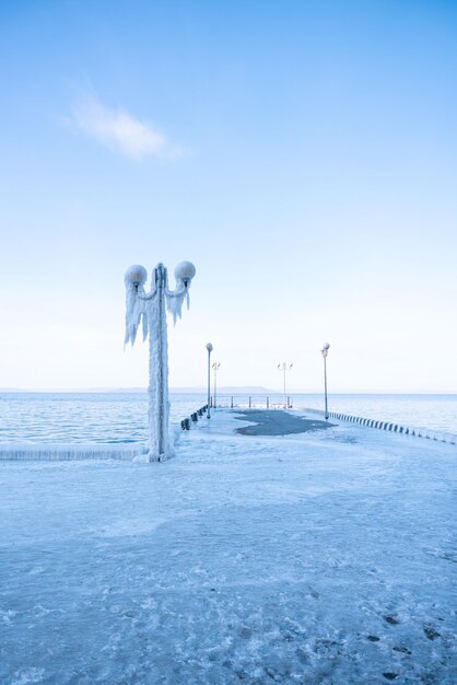 Cidade congelada após chuva congelante Vladivostok A lâmpada da rua está congelada Cidade da cidade de inverno no gelo