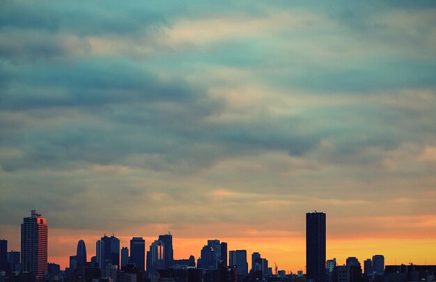 Foto cidade contra o céu nublado durante o pôr-do-sol