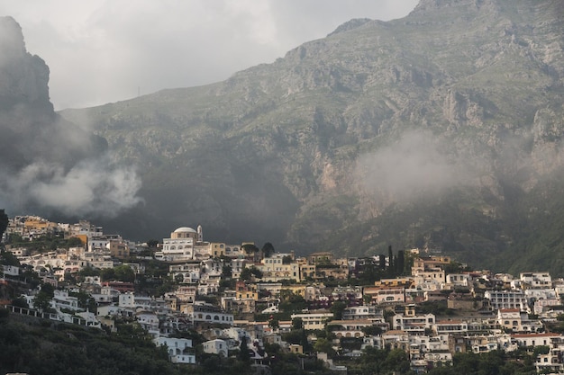 Cidade costeira de amalfi com montanhas atrás