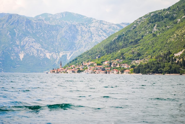 Cidade costeira de perast no pitoresco montenegro.