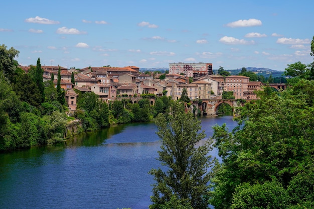 Cidade de Albi e rio tarn no sul da frança no dia de verão