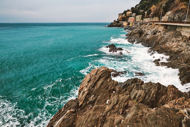 Cidade de Arenzano e costa do mar