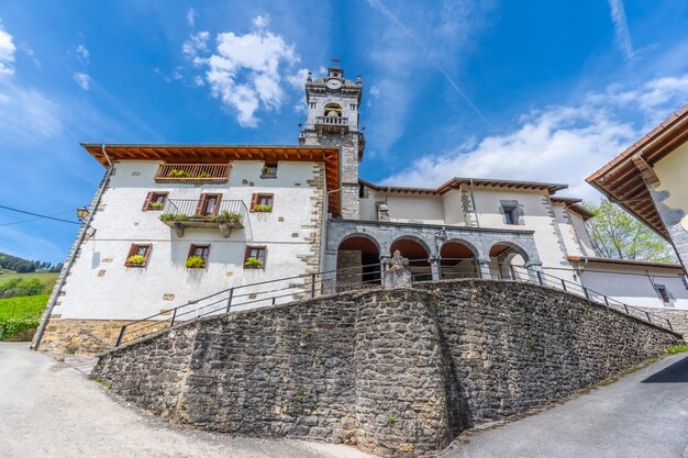 Cidade de Areso na Serra de Aralar ao lado de Leiza na paróquia de Navarra La Asuncion vista de baixo