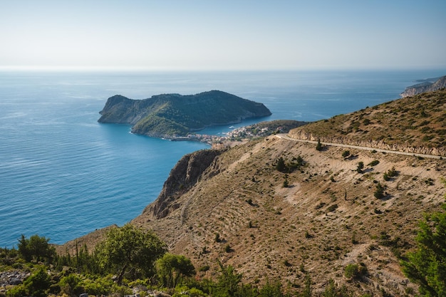 Cidade de Assos na ilha de Cephalonia Ionian na Grécia Férias de viagem de verão