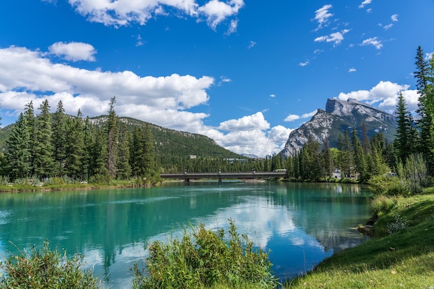 Cidade de Banff Bow River Trail cenário no dia ensolarado de verão Banff National Park Canadian Rockies