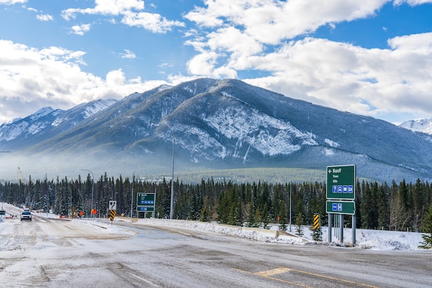 cidade de banff placa de sinalização estrada transcanada saída parque nacional de banff montanhas rochosas canadenses canadá