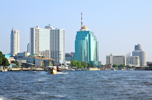 Cidade de bangkok ao longo do rio chao praya, tailândia