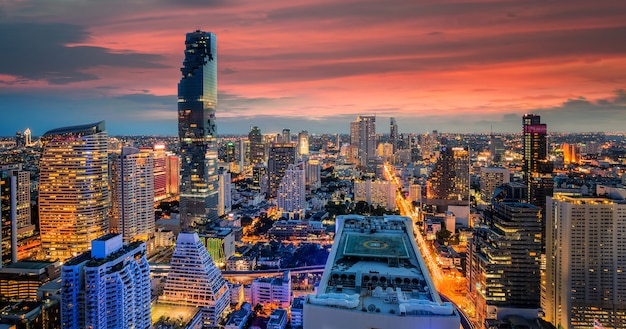 Cidade de Bangkok ao pôr do sol do telhado do edifício