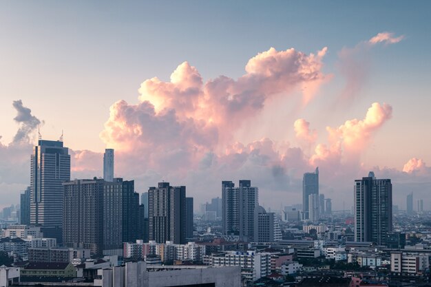 Cidade de bangkok com construção de arranha-céu pela manhã no distrito comercial