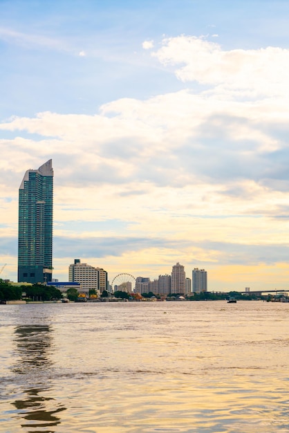 Cidade de Bangkok com o rio Chao Praya na Tailândia