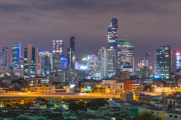 Cidade de bangkok na noite.