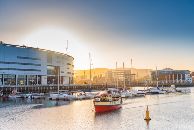 Cidade de Belfast à noite, Irlanda do Norte, Reino Unido