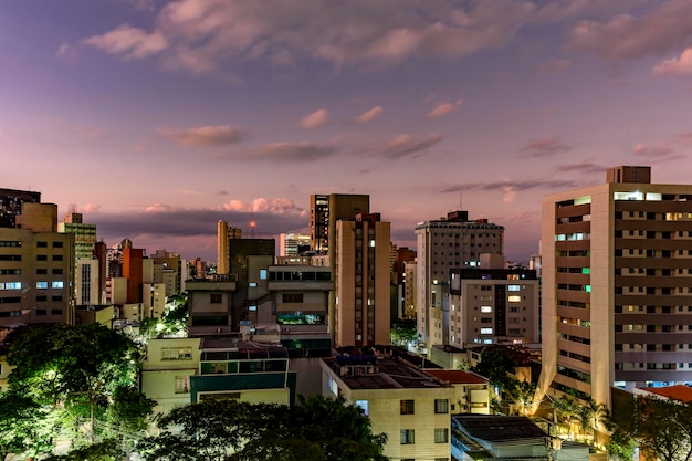 Cidade de Belo Horizonte, no estado de Minas Gerais, durante o pôr-do-sol com seus edifícios