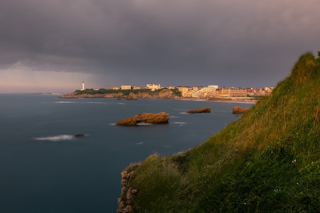 Cidade de biarritz, com sua bela costa no país basco norte