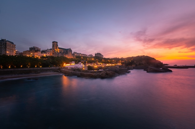 Cidade de Biarritz, com sua bela costa no País Basco Norte